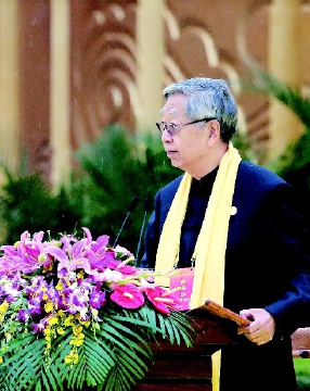 ▲十届全国人大常委会副委员长、中华炎黄文化研究会会长许嘉璐恭读《拜祖文》