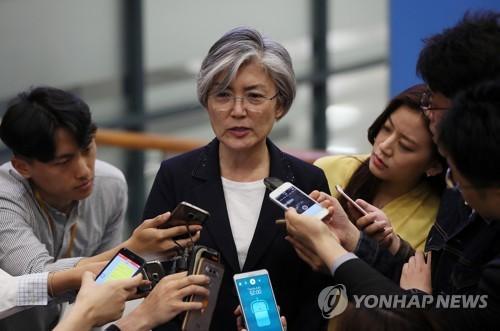 5月25日，在仁川国际机场，康京和接受媒体采访。（图片来源：韩联社）