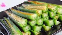 秋葵这两年越来越火了，很多主打养生主题的餐厅都会拿它入菜，但周围不少朋友却不知道该如何烹调它。给大家推荐一种特别简单的吃法——白灼秋葵。