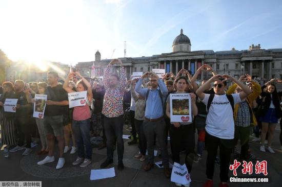 当地时间5月23日，英国伦敦特拉法加广场，民众向天空比心，悼念曼彻斯特爆炸遇难者。