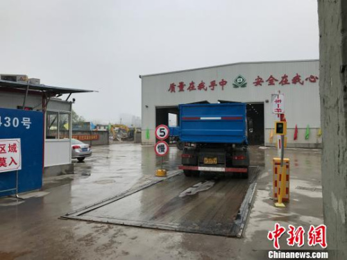 不时有卡车进出位于祁连山路430号的装修垃圾分拣处置中心。　王子涛 摄