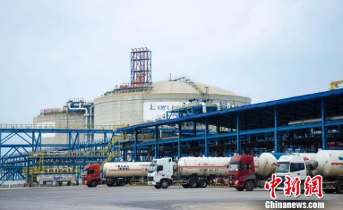 资料图：图为满载液化天然气(LNG)的槽罐车从工厂驶出?！〉岳钋?摄