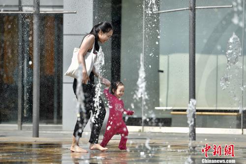 资料图：5月17日，北京开启了高温干热的“炙烤”模式。<a target='_blank' href='http://www.chinanews.com/' >中新网</a>记者 金硕 摄