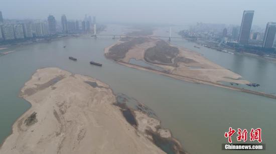 资料图：春旱致赣江水位大跌，江面大片江心洲裸露。秦方 摄