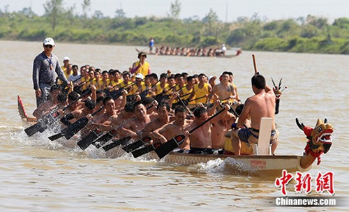 资料图：江西省上饶市鄱阳县油墩街镇漳田渡十余条龙舟在湖上竞技。 杨帆 摄