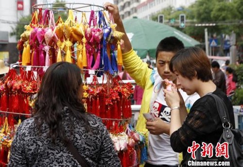 资料图：端午佳节临近，甘肃轩辕故里清水县传统手工荷包香飘街头。雷金锋 摄