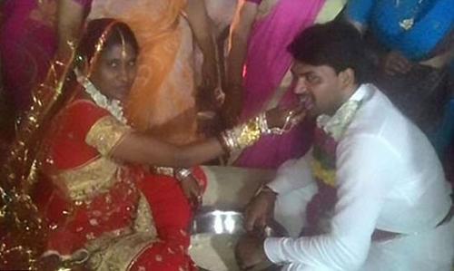 惊！印度女子将硫酸灌入前男友喉咙致其死亡