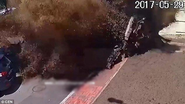 乌克兰首都街头爆水管3