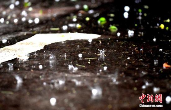 中央气象台5月11日06时继续发布暴雨蓝色预警。预计5月11日08时至12日08时，湖南东北部、湖北东南部、安徽南部、江西北部、浙江西北部、广西北部等地的部分地区有暴雨，局地有大暴雨(100-140毫米)，上述部分地区并伴有短时强降水、雷暴大风或冰雹等强对流天气，小时雨强20~40毫米，最大可达50毫米以上。当日，江西省新余市、九江市出现雷雨大风、冰雹等强对流天气。王剑/文 赵春亮/摄