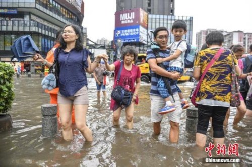 资料图：5月24日，广州江燕路，市民“踏浪”出行。<a target='_blank' href='http://www.chinanews.com/'>中新社</a>记者 陈骥旻 摄