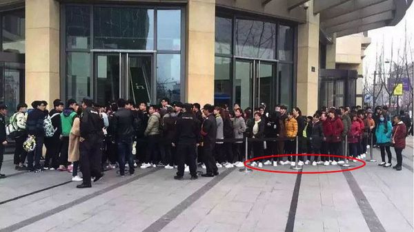 黄牛雇老人排队抢限量球鞋