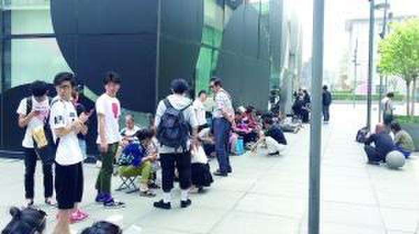 黄牛雇老人排队抢限量球鞋2