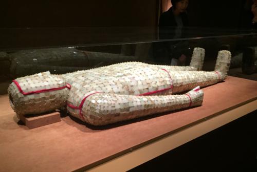 “楚王梦：玉衣与永生”， 展出玉质最好的金缕玉衣。(美国《世界日报》记者俞姝含／摄影)
