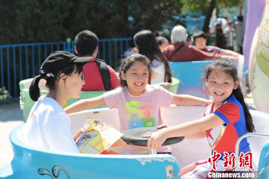 打工子弟畅游欢乐谷?！⌒煜?摄