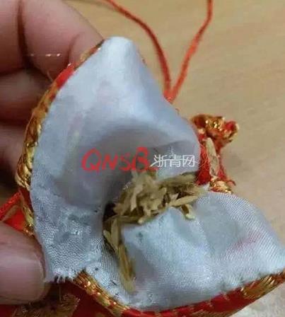 杭州一女子给孩子买了五个香囊，味道刺鼻打开一看惊呆了！