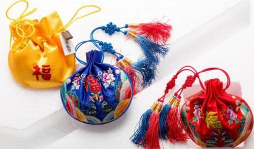 杭州一女子给孩子买了五个香囊，味道刺鼻打开一看惊呆了！