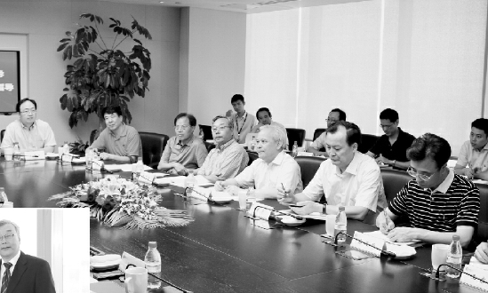 2013年7月，全国政协副主席、全国工商联主席王钦敏（右三）等在上海市工商联会员企业调研。