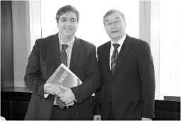     2016年5月，全国工商联副主席、上海市工商联主席王志雄（右一）向葡萄牙外交部副部长、国务秘书乔治·科斯塔·奥利维拉赠送由该会在自贸试验区制度创新第三方评估中编制的上海自贸区政策汇编。该汇编已成为受到国外和外省市政府、企业欢迎的“工具书”。