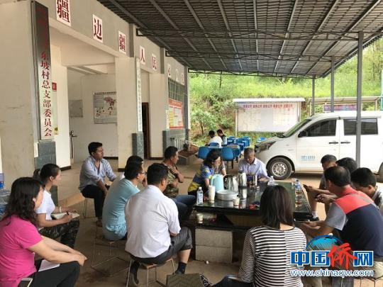 中国侨网图为调研组在东坡村进行工作调研　云南省侨办　摄