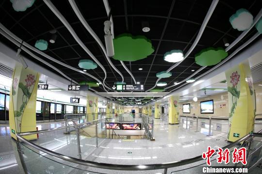 成都地铁4号线二期工程在装修细节更加注重功能性、人性化?！√镆?摄