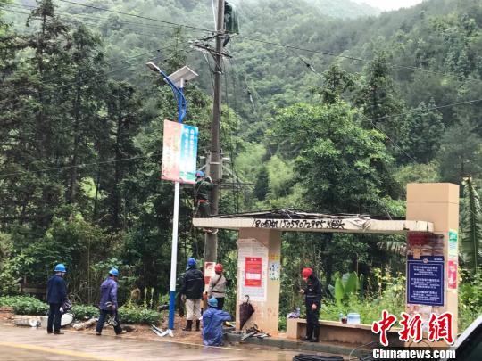 供电公司抢修受损电路?！」莱?摄