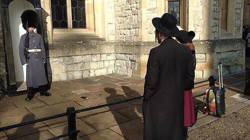 英伦敦塔上一对夫妻扔手套“调戏”卫兵引公愤