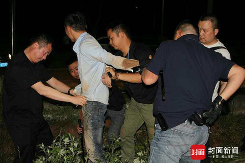 干弟弟男扮女装成快递员 绑架“富二代”干哥哥索要200万