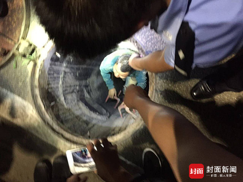 干弟弟男扮女装成快递员 绑架“富二代”干哥哥索要200万