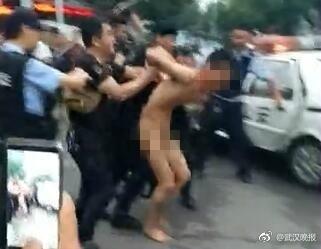 武汉街头一男子赤身裸体当街捅路人 致1死3伤