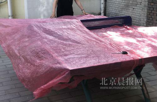 蟹“困”吸水绳 虾“忙”成网红 探访虾蟹市场