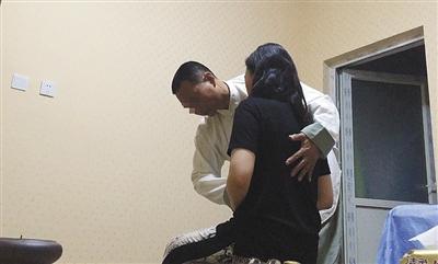 一名辟谷老师正在给学员点穴，声称“点了穴就不会觉得饿”。