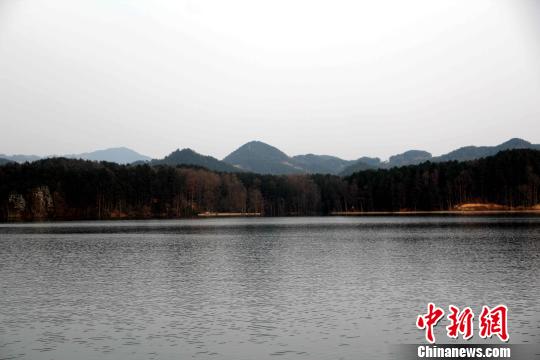 南水北调中线工程的水源涵养地红寺湖水库　张一辰　摄