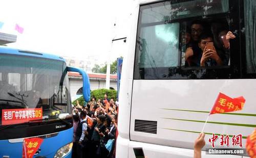 图为6月5日，家长欢送考生现场。