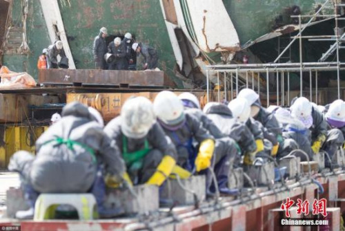资料图：世越号打捞现场