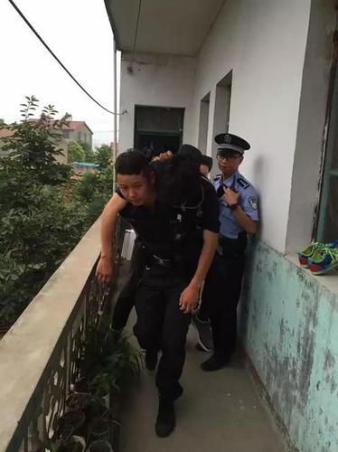 男子服药直播自杀被警察救下 事后埋怨不该救我