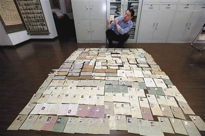 詹洪阁和他收藏的高考准考证。