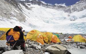 男子倒珠峰百人路过无救援