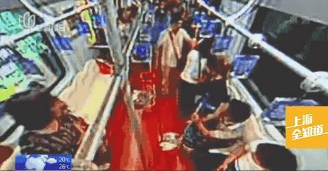男子地铁内啪啪狂扇乘客耳光 女子逃走拽回继续扇