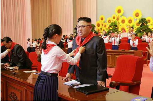 少年团员给金正恩系红领巾。