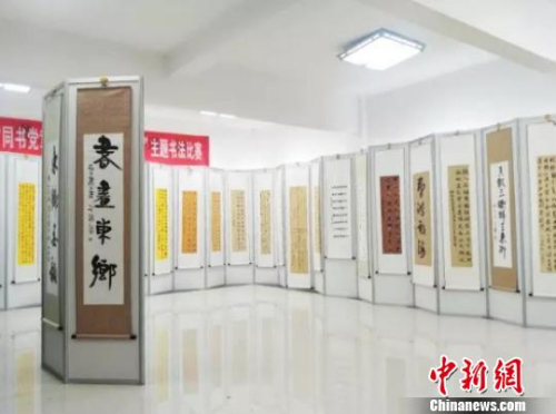 浙江常山书法特色村迎来“洋学生” 泼墨挥毫感受中国文化。常山宣传部提供