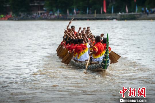 2017多彩贵州？凯里国际龙舟邀请赛现场 杨春岚 摄