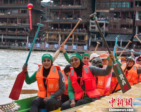2017多彩贵州？凯里国际龙舟邀请赛现场 杨春岚 摄