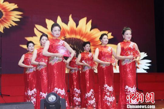 老年旗袍秀。　林永传 摄