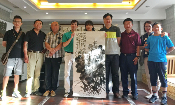 李晓军在课堂上为学员们演示完成的作品 (1)