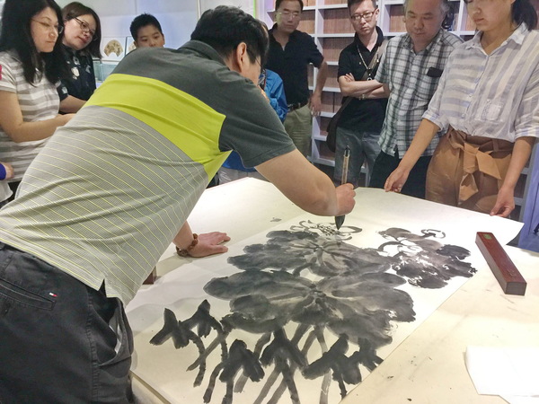 李晓军在演示中国画绘画技法 (3)