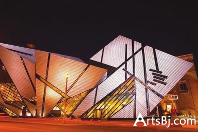 加拿大皇家安大略博物馆在一些大展策展初期，会通过专项市场调查，征集公众意见。图为加拿大皇家安大略博物馆夜景（本报资料图片）