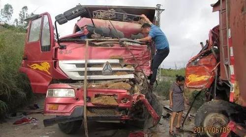 2辆巨无霸卡车迎头相撞 司机1个动作救2条命