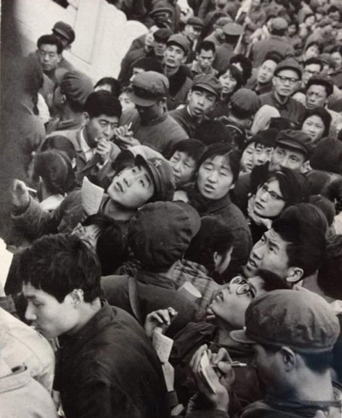 考生在看高考录取榜。