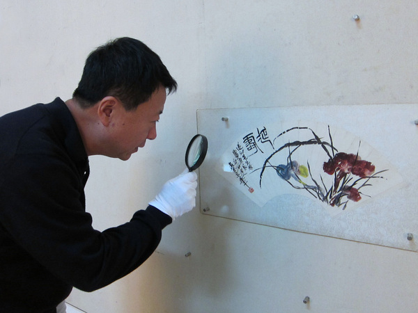 4、盛鸣在湘潭齐白石纪念馆研究齐白石扇面作品