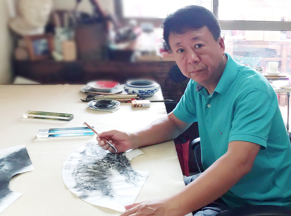 3、盛鸣在创作扇面作品